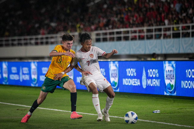 Pesepak bola Timnas Indonesia Muhamad Zahaby Gholy (kanan) berebut bola dengan pesepak bola Timnas Australia Jordan Graoroski (kiri) pada pertandingan semifinal Piala AFF U-16 di Stadion Manahan, Solo, Jawa Tengah, Senin (1/7/2024). Foto: Mohammad Ayudha/ANTARA FOTO