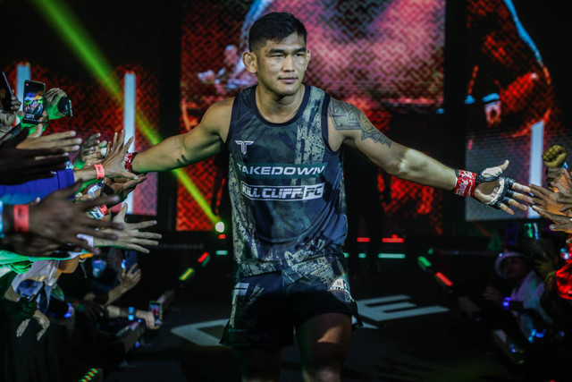 Aung La N Sang, mantan Juara Dunia MMA dua divisi. Foto: ONE Championship.