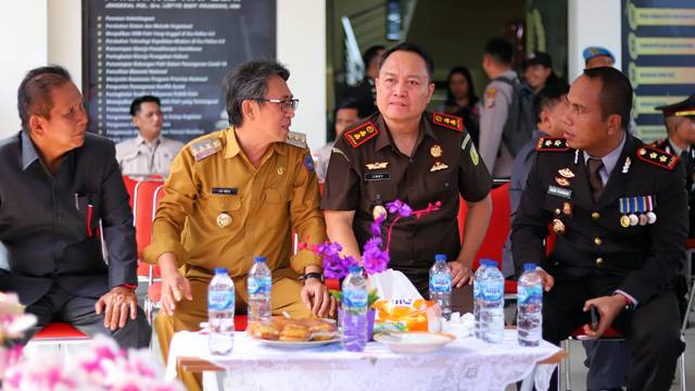 Penjabat Bupati Sitaro Joi Eltiano B Oroh saat menghadiri peringatan HUT Bhayangkara ke-78 di Polres Sitaro.