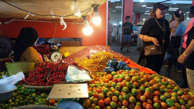 Pedagang cabai rawit, tomat dan lemon di pasar tradisional.