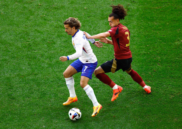 Pemain Prancis Antoine Griezmann beraksi dengan pemain Belgia Arthur Theate saat pertandingan Prancis melawan Belgia pada Piala Eropa 2024 di Dusseldorf Arena, Dusseldorf, Jerman, Senin (1/7/2024). Foto: Leon Kuegeler/REUTERS 