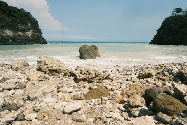 Pantai Tanjung Layar Beach. Foto hanyalah ilustrasi bukan tempat yang sebenarnya. Sumber: Unsplash/Abdullah Ammar