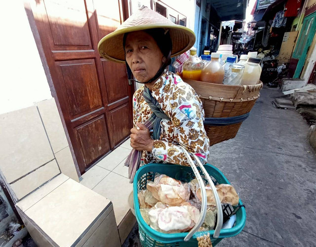 Mbah Marem, penjual jamu gendong di Surabaya. Foto: Masruroh/Basra