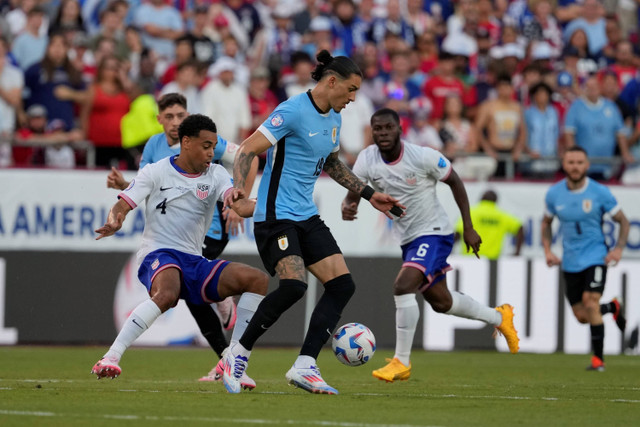 Pemain Timnas Amerika Serikat Tyler Adams berebut bola dengan pemain Timnas Uruguay Darwin Nunez pada pertandingan Grup C Copa America Stadion Arrowhead, Kansas City, Missouri, Amerika Serikat, Selasa (2/7/2024). Foto: Reed Hoffman/AP PHOTO