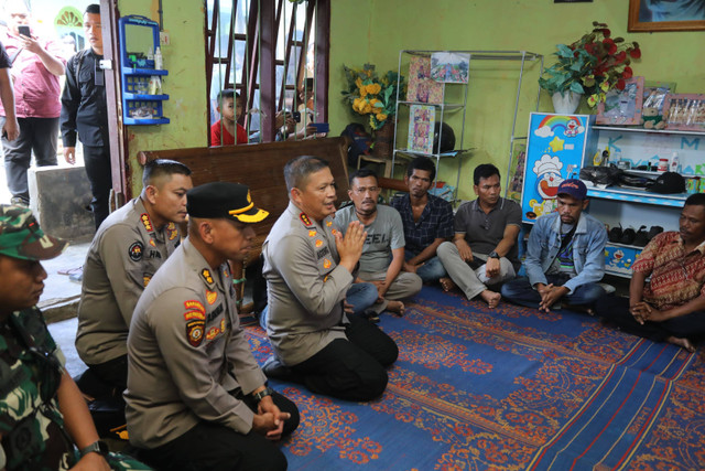 Kapolda Sumut Komjen Agung Setya Imam mengunjungi keluarga wartawan Sempurna Pasaribu pada Minggu (30/6/2024). Foto: Polda Sumut