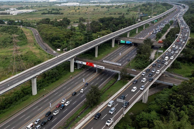 Sejumlah kendaraan memadati ruas jalan tol Jakarta-Cikampek kilometer 47 dan Jalan Layang Mohammed Bin Zayed (MBZ) di Karawang, Jawa Barat, Jumat (29/4/2022). Foto: M Risyal Hidayat/ANTARA FOTO