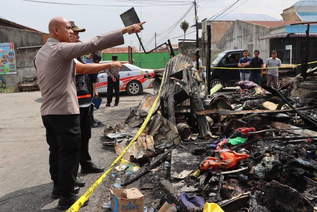 Polisi olah TKP kebakaran rumah wartawan Sempurna Pasaribu yang terbakar di Kabupaten Karo, Sumatera Utara. Foto: Polres Tanah Karo