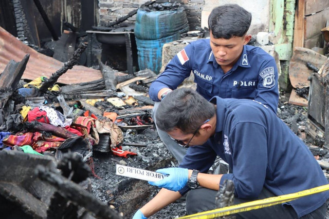 Polisi olah TKP kebakaran rumah wartawan Sempurna Pasaribu yang terbakar di Kabupaten Karo, Sumatera Utara. Foto: Polres Tanah Karo