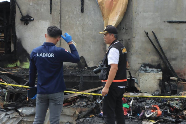 Polisi olah TKP kebakaran rumah wartawan Sempurna Pasaribu yang terbakar di Kabupaten Karo, Sumatera Utara. Foto: Polres Tanah Karo