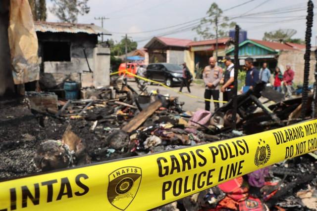 Polisi olah TKP kebakaran rumah wartawan Sempurna Pasaribu yang terbakar di Kabupaten Karo, Sumatera Utara. Foto: Polres Tanah Karo