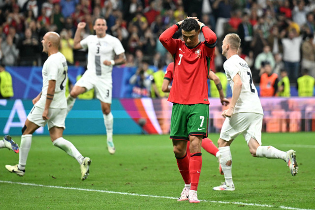 Reaksi kecewa pemain Timnas Portugal Cristiano Ronaldo usai gagal menendang penalti ke gawang Timnas Slovenia pada pertandingan 16 besar Piala Eropa 2024 di Frankfurt Arena, Frankfurt, Jerman, Selasa (2/7/2024). Foto: Patricia De Melo Moreira/AFP