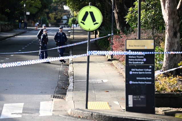 Polisi berjaga di lokasi dugaan penikaman di Universitas Sydney, Sydney, Australia, Selasa (2/7/2024). Foto: AAP/Dan Himbrechts via REUTERS 