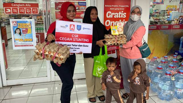 Pemberian paket nutrisi oleh Alfamidi kepada anak penerima manfaat sebagai program pengentasan stunting.