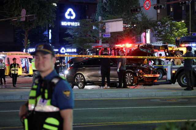 Polisi melakukan olah tempat kejadian perkara (TKP) kecelakaan mobil yang mengakibatkan pejalan kaki tewas di kota Seoul, Korea Selatan, Senin (1/7/2024). Foto: Kim Hong-Ji/REUTERS