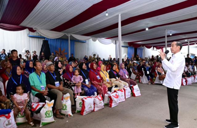 Penyaluran Bantuan Pangan Cadangan Beras Pemerintah (CBP) oleh Presiden Joko Widodo di Gudang Bulog Bondasari di Kabupaten Pekalongan, Jawa Tengah. Sumber : Instagram @jokowi