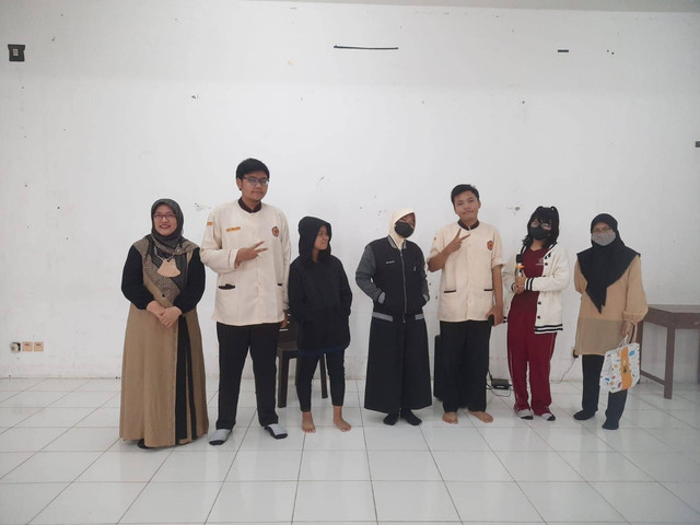 siswa sedang mengikuti klub bahasa inggris, photoby:arnitadwiseptiani