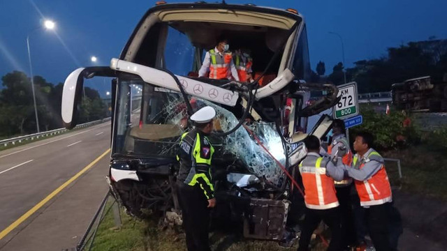 Kecelakaan Bus Harapan Jaya di KM 672+100 jalur A Tol Jombang-Mojokerto, Selasa (2/7/2024). Foto: PJR Polda Jatim