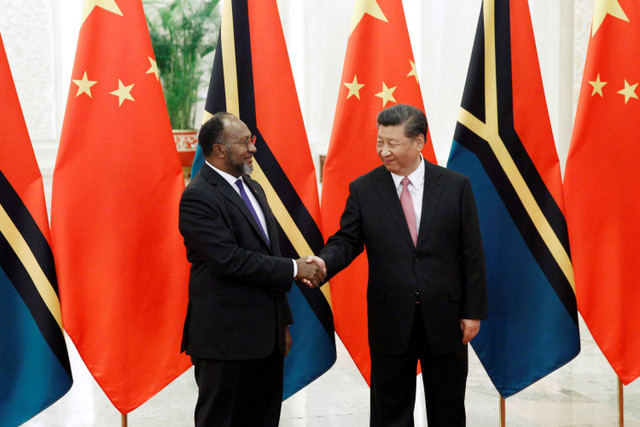 Perdana Menteri Vanuatu Charlot Salwai berjabat tangan dengan Presiden China Xi Jinping sebelum pertemuan di Aula Besar Rakyat, Beijing, China pada 28 Mei 2019. Foto: FLORENCE LO / POOL / AFP