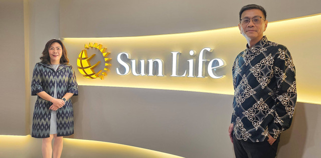 Elin Waty, Presiden Komisaris dan Executive Chair Sun Life Indonesia (kiri) bersama dengan Teck Seng Ho selaku Presiden Direktur Sun Life Indonesia (kanan). Foto: Dok. Istimew