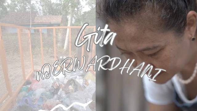 Gita Noerwardhani dan Sampah. Foto: WomenEarthAlliance/Youtube (persetujuan Narasumber)