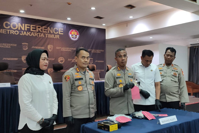 Pers rilis kasus pembunuhan suami terhadap istrinya di Polres Metro Jakarta Timur pada Selasa (2/7/2024).  Foto: Rachmadi Rasyad/kumparan