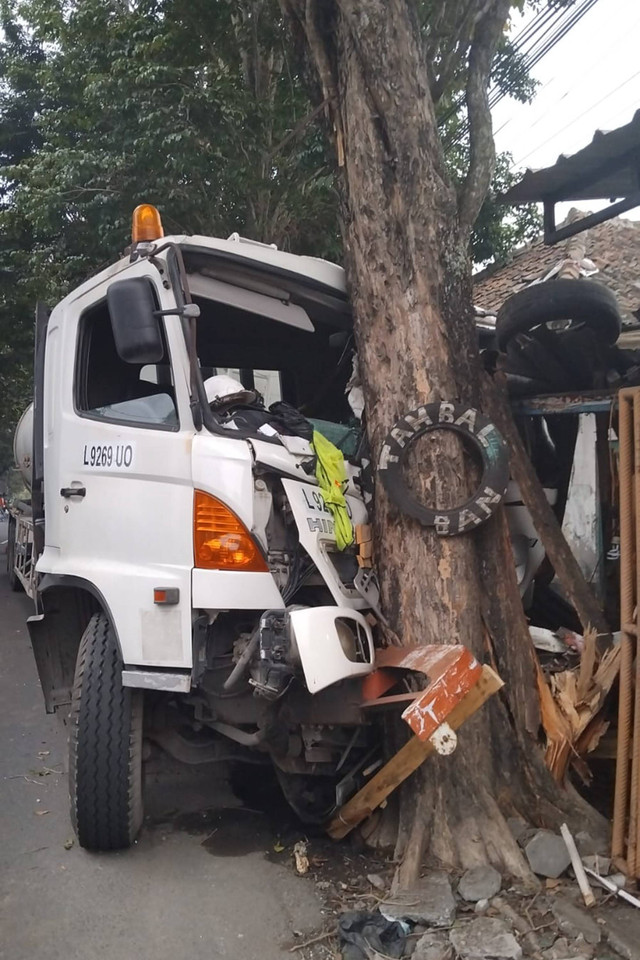 Sebuah truk tangki menabrak teras rumah dan pohon di Jalan Sama, Dusun Palbapang, Kapanewon Bantul, Kabupaten Bantul, Selasa (2/7/2024). Foto: Arfiansyah Panji Purnandaru/kumparan