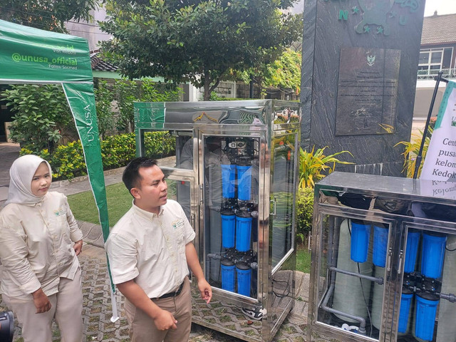 Ketua Lembaga Penelitian dan Pengabdian Masyarakat (LPPM) Unusa Achmad Syafiuddin, Ph.D‬, saat menunjukkan instalasi UNU Water. Foto: Humas Unusa