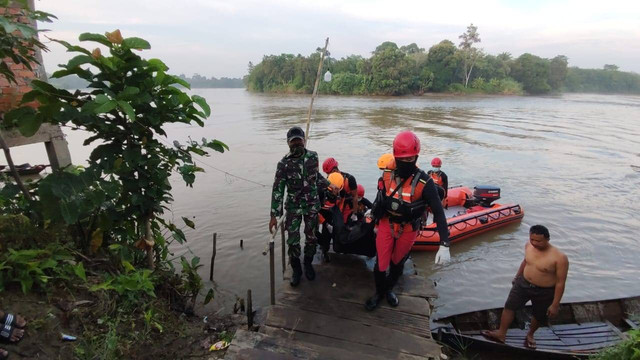 Tim SAR gabungan saat mengevakuasi korban tenggelam di Sungai Komering. (ist)