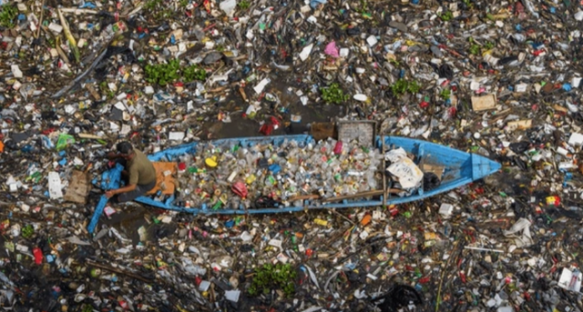 Ilustrasi sampah plastik di sungai . Foto: Shutterstock