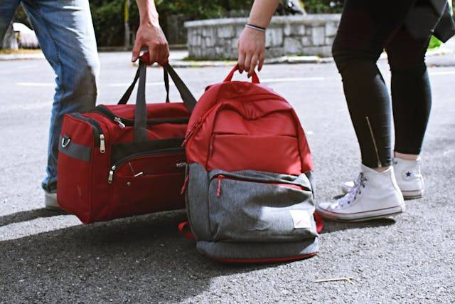 Gambar cara mencuci tas sekolah tanpa merusak bahan kainnya. Sumber: pexels.com