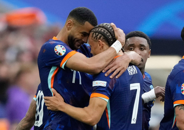 Pemain Belanda, Cody Gakpo, merayakan gol pertama mereka bersama Xavi Simons saat pertandingan Rumania melawan Belanda pada Piala Eropa 2024 di Allianz Arena, Jerman, Selasa (2/7/2024). Foto: Fiona Noever/REUTERS