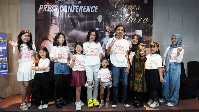 Dara Rizki Ruhiana bersama pendukung Film Cinta Kak Aura saat Prescon di Dafam Hotel, Surabaya pada Sabtu (29/6/2024).