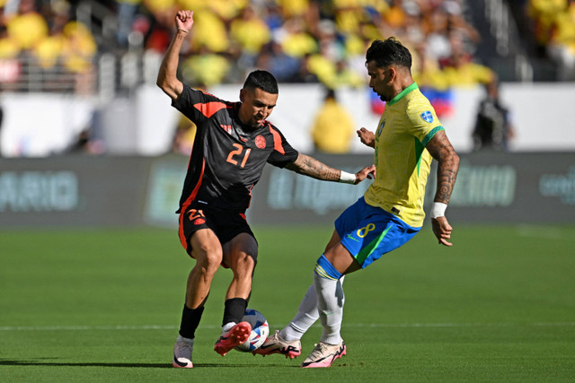 Pemain Timnas Brasil Lucas Paquetaberebut bola dengan pemain Timnas Kolombia Daniel Munoz pada pertandingan Copa America 2024 di Stadion Levi's, Santa Clara, California, Amerika Serikat, Rabu (3/7/2024). Foto: Patrick T. Fallon / AFP