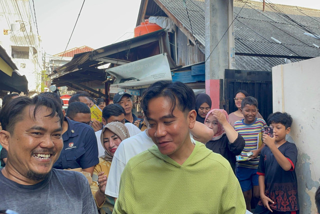 Wakil Presiden terpilih Gibran Rakabuming Raka blusukan ke kawasan padat penduduk di Jalan Menteng Wadas Timur III, Pasar Manggis, Jakarta Selatan, Rabu (3/7/2024).  Foto: Fadhil Pramudya/kumparan