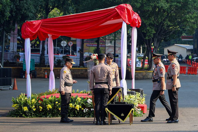 Kapolda Metro Jaya Irjen Pol Karyoto mempimpin upacara serah terima jabatan Wakapolda, Pejabat Utama dan Kapolres Jajaran Polda Metro Jaya di Lapangan Presisi Ditlantas Polda Metro Jaya, Jakarta, Rabu (3/7/2024).
 Foto: Iqbal Firdaus/kumparan