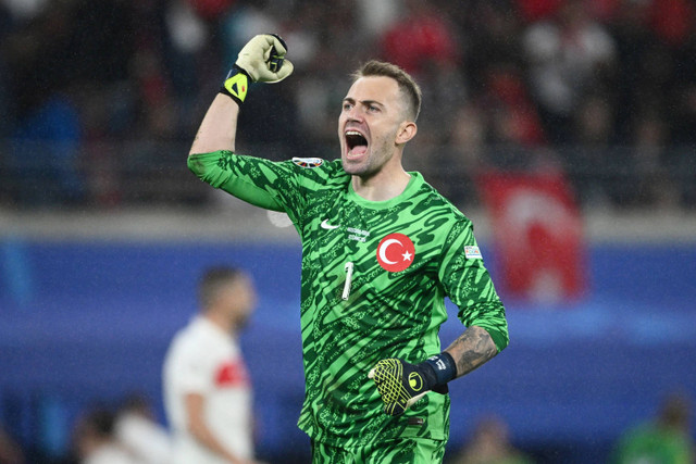 Penjaga gawang Timnas Turki Mert Gunok saat melawan Timnas Austria pada pertandingan 16 besar Piala Eropa 2024 di Stadion Leipzig, Leipzig, Jerman, Rabu (3/7/2024). Foto: Annegret Hilse/REUTERS