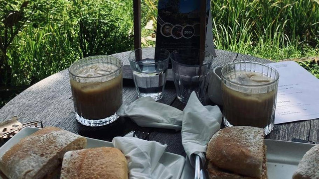 Menu andalan Talasi Estate Cafe: kopi dan roti dengan selai kacang mete hasil panen petani lokal. 