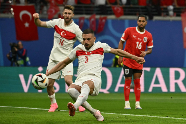 Pemain Timnas Turki Merih Demiral mencetak gol ke gawang Timnas Austria pada pertandingan 16 besar Piala Eropa 2024 di Stadion Leipzig, Leipzig, Jerman, Rabu (3/7/2024). Foto: Angelos Tzortzinis / AFP