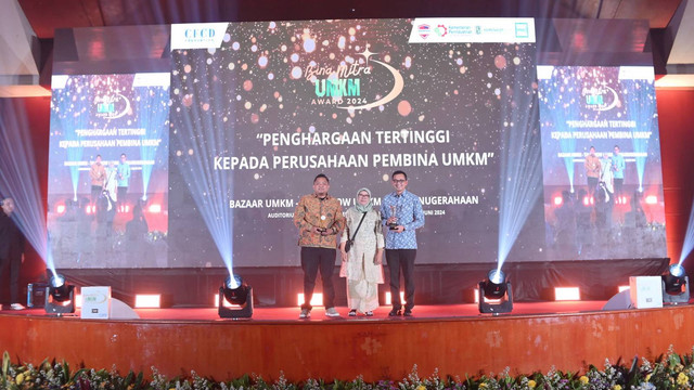 UMKM yang tergabung dalam Pusat Inkubasi Bisnis (PIB) Bojonegoro saat terima penghargaan dalam ajang Bina Mitra UMKM Award 2024. (Aset: Istimewa)