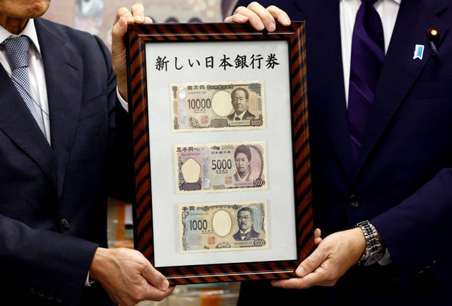 Perdana Menteri Jepang Fumio Kishida bersama Gubernur Bank of Japan (BOJ) Kazuo Ueda menunjukkan uang kertas baru 10.000 yen, 5.000 yen dan 1.000 yen mulai diedarkan, di kantor pusat BOJ di Tokyo, Jepang, Rabu (3/7/2024). Foto: Takahiko Wada/REUTERS