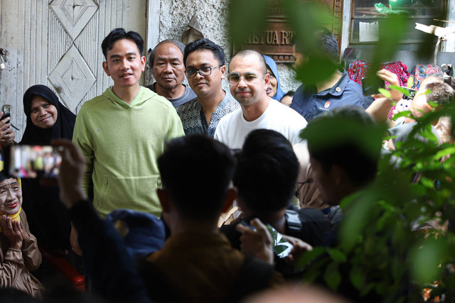 Wakil Presiden terpilih Gibran Rakabuming Raka bersama Raffi Ahmad blusukan di Pasar Nangka Bungur, Jakarta Pusat, Rabu (3/7/2024). Foto: Iqbal Firdaus/kumparan