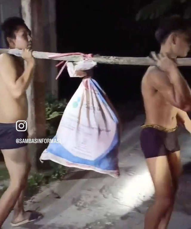 Maling kelapa diarak keliling kampung. Keperegok warga dua maling kelapa diarak keliling kampung di Desa Semelagi, Sambas. Foto: Dok. Instagram @sambasinformasi