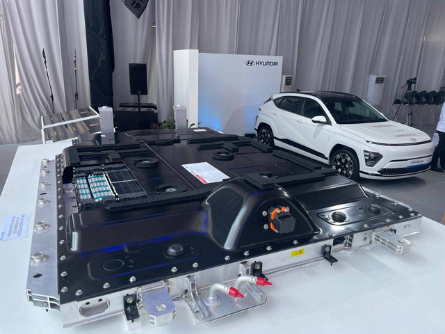 Mobil listrik Hyundai Kona Electric saat peresmian fasilitas pabrik sel baterai PT Hyundai LG Indonesia (HLI Greenpower Indonesia) di Karawang, Jawa Barat, Rabu (3/7/2024). Foto: Sena Pratama/kumparan