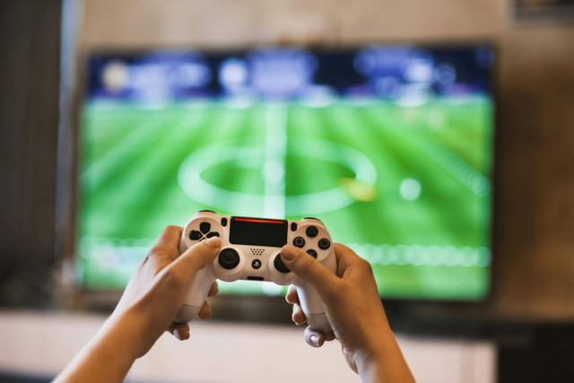 Pro Evolution Soccer (PES), kini dikenal sebagai e-Football adalah salah satu game sepak bola paling populer di dunia. Foto: Pexels.com