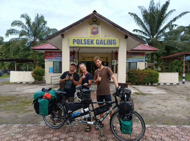 Bule asal Denmark saat akan meninggalkan Polsek Galing dan lanjutkan bersepeda ke Malaysia. Foto: Dok. Instagram @humaspolsekgaling