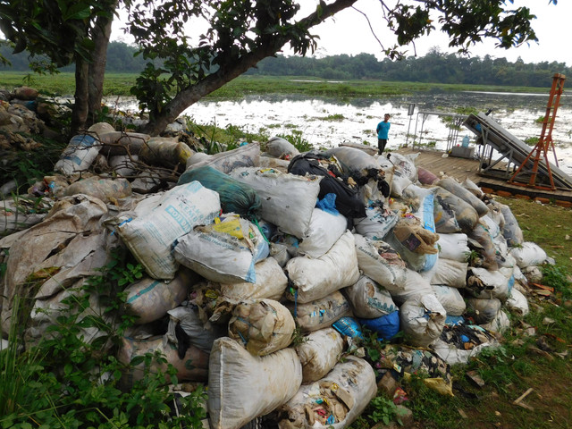 Tumpukan Karung Sampah yang Berisi Berbagai Jenis Sampah di Bening Saguling Foundation. Foto: Syifa Khairunnisa