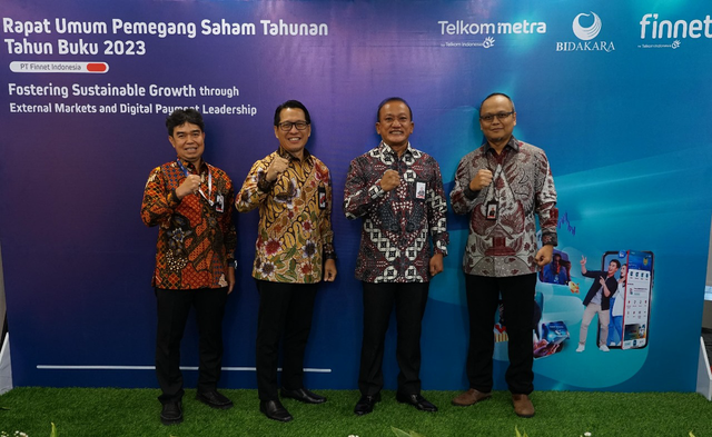 Direktur Digital Business Finnet Apep Noormansyah (kiri), Direktur Enterprise Business Finnet Aziz Sidqi (kedua dari kiri), Direktur Utama Finnet Rakhmad Tunggal Afifuddin ketiga dari kiri), dan Direktur Finance & Risk Management Finnet Fajar Wibawa (kanan) saat RUPST Finnet Tahun Buku 2023. Foto: Dok. Telkom