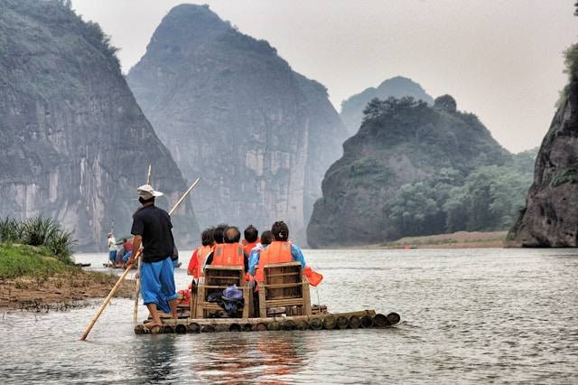 Apakah Rakit Termasuk Alat Transportasi Kuno? Foto Hanya Ilustrasi. Sumber Foto: Unsplash.com/Chastagner Thierry