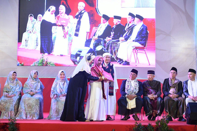 Salwa Nabila (13) santriwati tunanetra dari Tegal, telah selesai menghafal 30 juz Al-Qur'an di Wisuda Tahfizh Nasional (WTN) Daarul Qur'an pada Juni 2024.