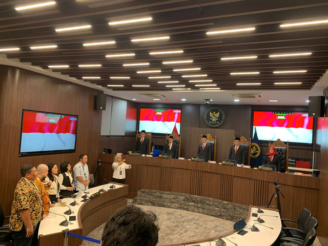 Suasana sidang pembacaan putusan dugaan tindakan asusila oleh Ketua KPU, Hasyim Asyari dengan Pengadu adalah mantan anggota PPLN Den Haag, Belanda di ruang sidang DKPP, Jakarta, pada Rabu (3/7/2024). Foto: Luthfi Humam/kumparan